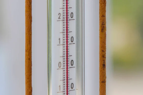 Termometro Con Segni Rossi Sulla Finestra — Foto Stock