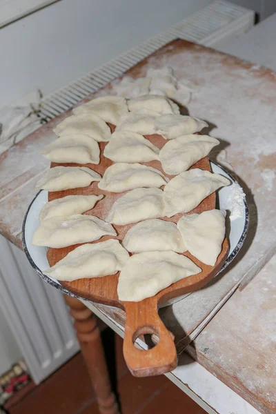 台所のカウンターの上の餃子と小麦粉 — ストック写真