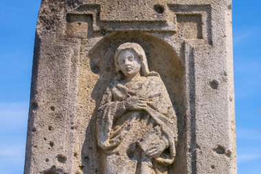 Tanrı 'nın Annesi' nin eski taş anıtı.