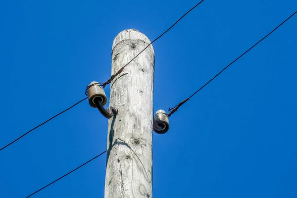 Holzmast Mit Radioübertragungsleitungen Auf Himmelshintergrund — Stockfoto