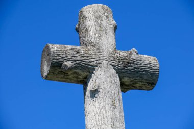 Hristiyan mezarlığındaki bir mezarın üzerinde taş haç.