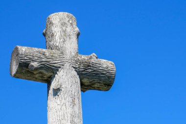 Hristiyan mezarlığındaki bir mezarın üzerinde taş haç.