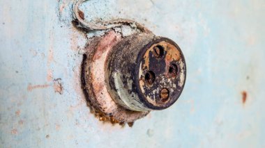 Duvarda eski Sovyet kolyesi