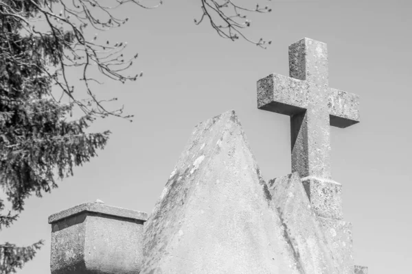 Steenkruis Een Graf Een Christelijke Begraafplaats — Stockfoto