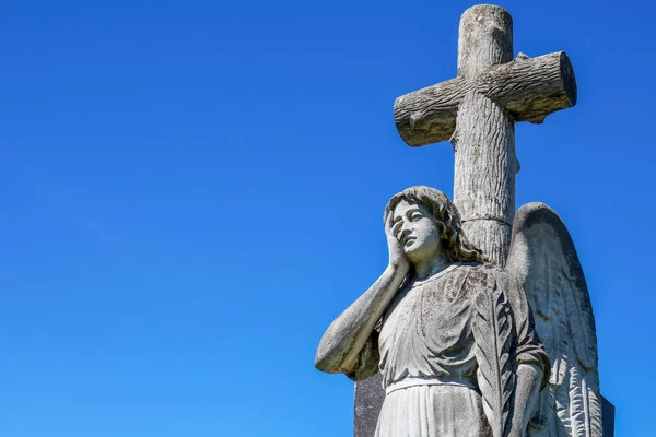 Escultura Ángel Triste Con Una Cruz Sobre Fondo Cielo Azul —  Fotos de Stock