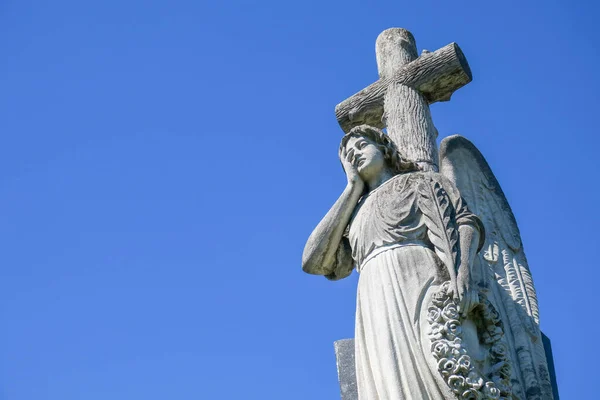 Escultura Piedra Sobre Tumba Cementerio Cristiano —  Fotos de Stock