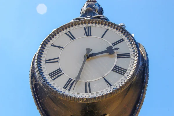 Quadrante Metallo Sedie Orologio Strada Nel Parco — Foto Stock