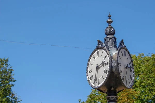 Dial Metal Sillas Reloj Calle Parque —  Fotos de Stock