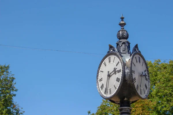 Cadran Métallique Chaises Une Horloge Rue Dans Parc — Photo