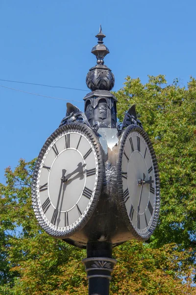 Cadran Métallique Chaises Une Horloge Rue Dans Parc — Photo