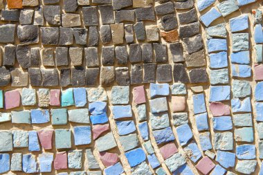 Sovyet evinin duvarında renkli taş mozaiği.