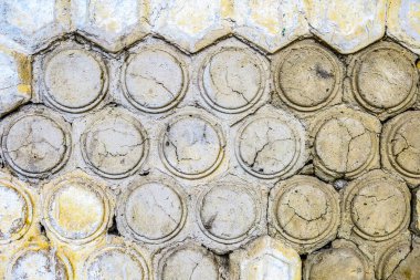 Elmas şekilli kiremitli beton duvar