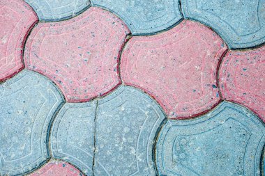 Şehirde kırmızı-gri kaldırım taşları