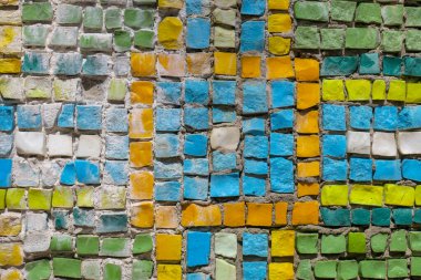 Parktaki anıtın yanındaki renkli taş mozaik.