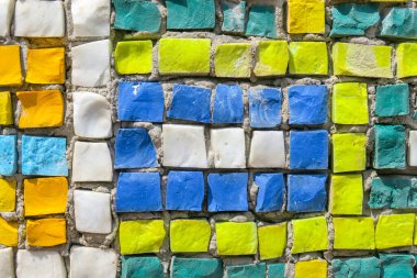 Parktaki anıtın yanındaki renkli taş mozaik.