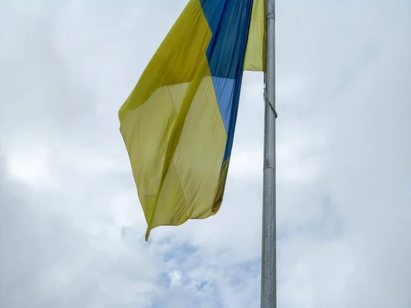 Bandeira Amarela Azul Ucrânia Mastro Bandeira Parque Tempo Nublado — Fotografia de Stock