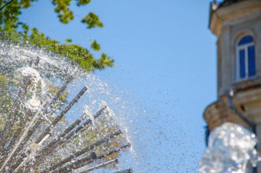 Temmuzda sıcak havalarda çeşmede güzel su püskürtüleri