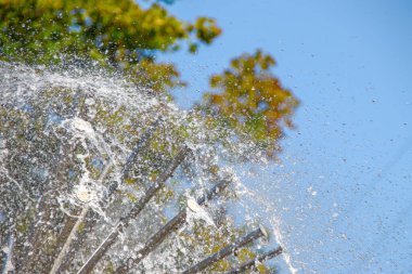 Temmuzda sıcak havalarda çeşmede güzel su püskürtüleri