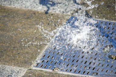 Temmuzda sıcak havalarda çeşmede güzel su püskürtüleri