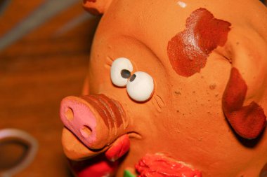 Bir çiçeğe aşık şaşı gözlü domuz yavrusu ve pençelerinde kırmızı bir kalp Sevgililer Günü 'nü ve 8 Mart Sevgililer Günü' nü, Anneler Günü 'nü kutluyor.