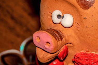 Bir çiçeğe aşık şaşı gözlü domuz yavrusu ve pençelerinde kırmızı bir kalp Sevgililer Günü 'nü ve 8 Mart Sevgililer Günü' nü, Anneler Günü 'nü kutluyor.