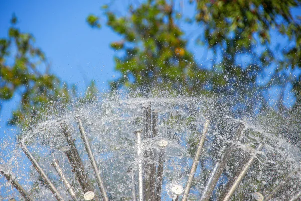 Schöne Wasserstrahlen Einem Springbrunnen Bei Heißem Wetter Juli — Stockfoto