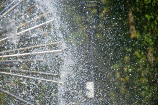 7月の暑い時に噴水の中の水の美しいジェット — ストック写真