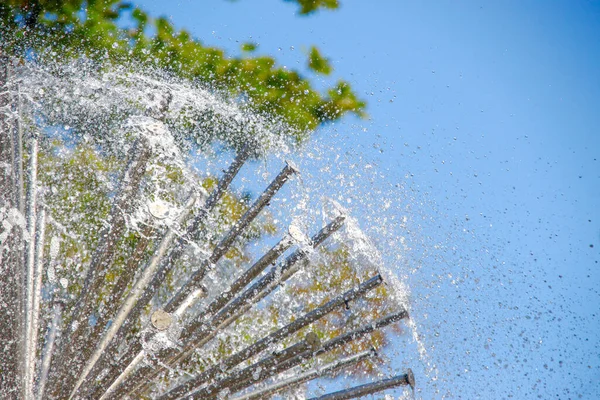 Belos Jatos Água Uma Fonte Tempo Quente Julho — Fotografia de Stock