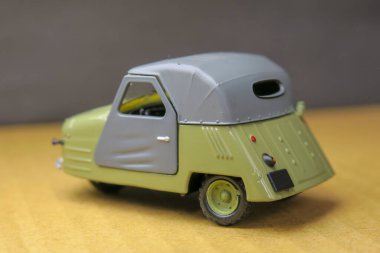 Sovyet KIM arabasının gri oyuncak plastik modeli