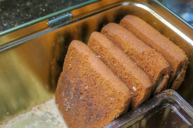 Mutfakta çay için nefis kurabiyeler bir kutuda.