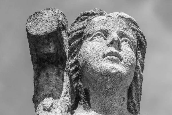 Прекрасная Каменная Скульптура Божией Матери Могиле — стоковое фото