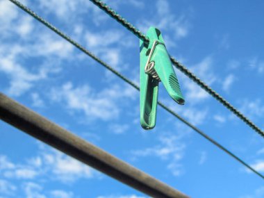 Giysileri dantelle kurutmak için renkli mandal.