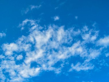 Sonbahar mavi gökyüzü ve akşam beyaz bulutlar