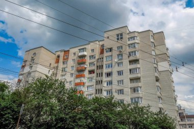 Yerleşim yerindeki tuğla ev