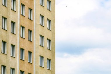 Yerleşim yerindeki tuğla ev