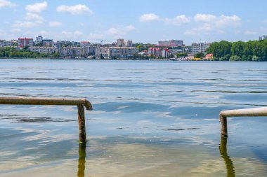 Denize açılan demir parmaklıklar.