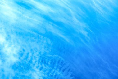 Güzel güneşli bir yaz gününde mavi gökyüzü ve beyaz bulutlar