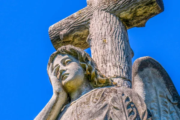 Stenen Monument Van Een Engel Met Een Kruis Begraafplaats — Stockfoto