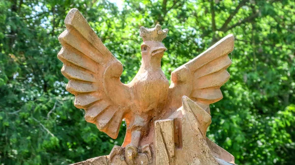 Monumento Uccello Con Una Corona Testa — Foto Stock