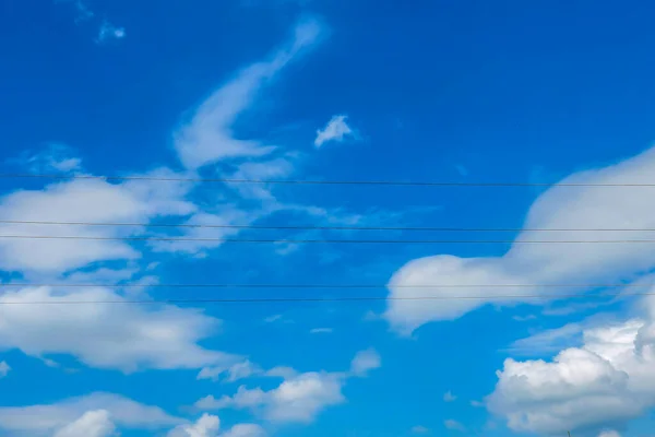 夏の晴れた日には青い空と白い雲 — ストック写真