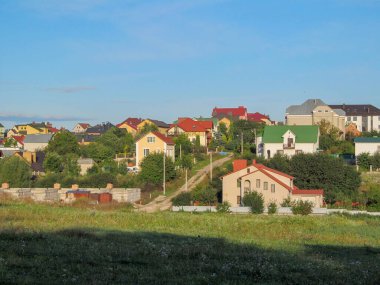 Şehrin pencerelerine, duvarlarına ve balkonlarına bakan bir apartman cephesi