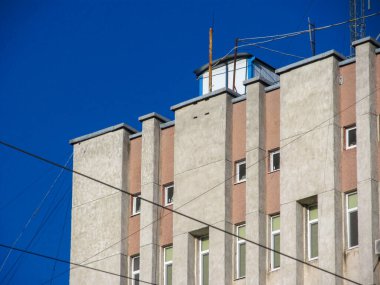 Şehrin pencerelerine, duvarlarına ve balkonlarına bakan bir apartman cephesi
