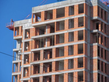Beton şehirde bir apartman inşaatı