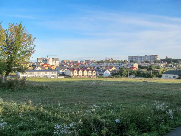 Fasad Ett Bostadshus Staden Med Utsikt Över Fönster Väggar Och — Stockfoto