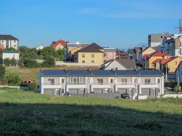 Fasada Budynku Mieszkalnego Mieście Widokiem Okna Ściany Balkony — Zdjęcie stockowe