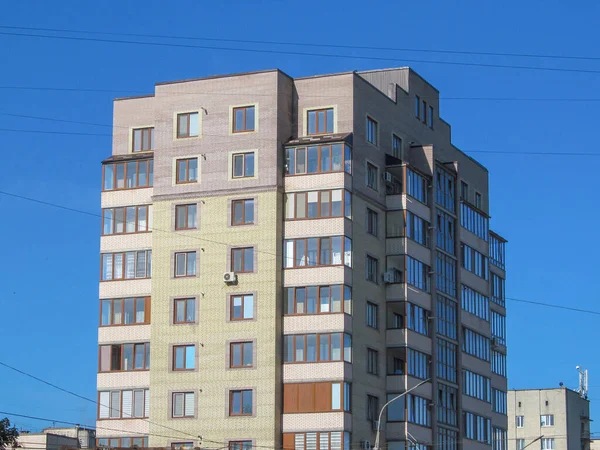 Şehrin pencerelerine, duvarlarına ve balkonlarına bakan bir apartman cephesi