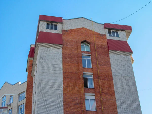 Şehrin Pencerelerine Duvarlarına Balkonlarına Bakan Bir Apartman Cephesi — Stok fotoğraf