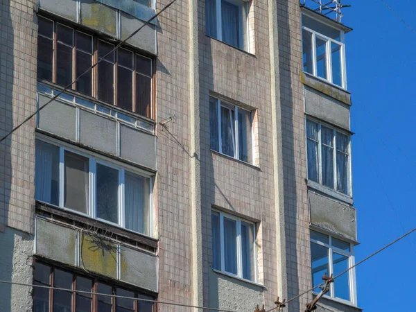 Fasada Budynku Mieszkalnego Mieście Widokiem Okna Ściany Balkony — Zdjęcie stockowe