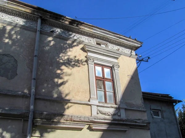 Attic Very Old House City Wild Pigeons — Stock Photo, Image