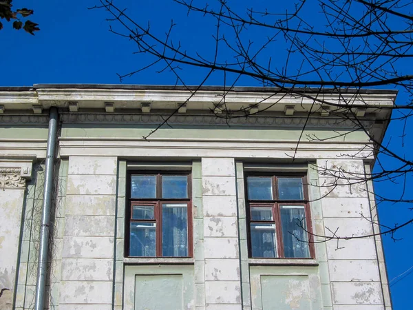 城市中俯瞰窗户 墙壁和阳台的一座住宅建筑的立面 — 图库照片